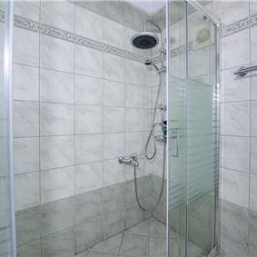 4 bedroom villa with pool close to beach on Akrotiri peninsula, sleeps 8